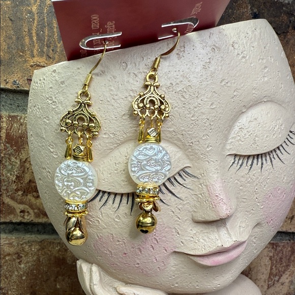 vintage style glass & Gold tone Dangle Earrings - Picture 1 of 5